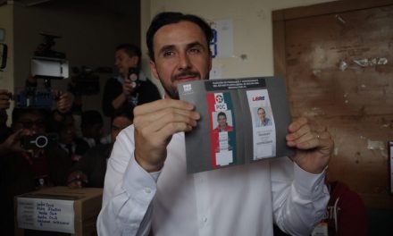 JUAN PABLO VELASCO, PRIMER CANDIDATO EN EMITIR SU VOTO EN SANTA CRUZ