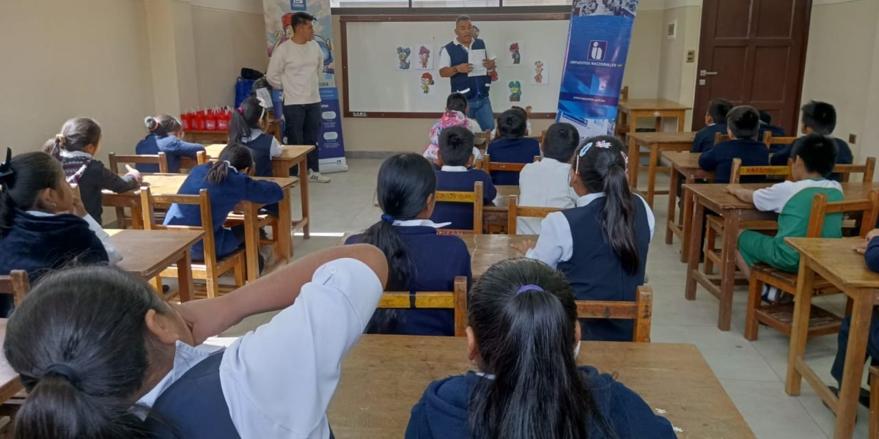 SIN PROMUEVE CULTURA TRIBUTARIA ENTRE 90 ESTUDIANTES EN COCHABAMBA