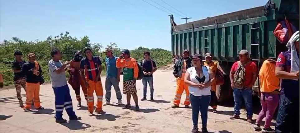 TRABAJADORES DE ASEO URBANO BLOQUEAN VERTEDERO POR SALARIOS ATRASADOS