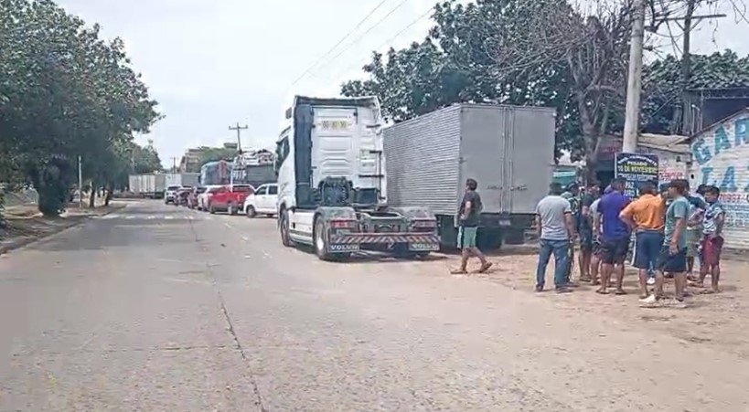 TRANSPORTISTAS BLOQUEAN AVENIDA EN PIRAÍ Y CUARTO ANILLO POR ESCASEZ DE COMBUSTIBLE