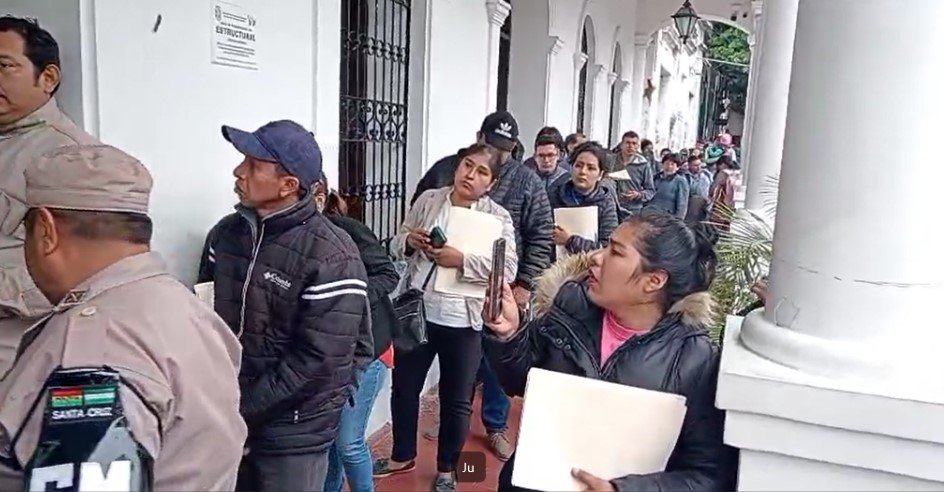 CONVOCATORIA DE MEDRANO GENERA LARGAS FILAS Y CUESTIONAMIENTOS DE TRANSPARENCIA