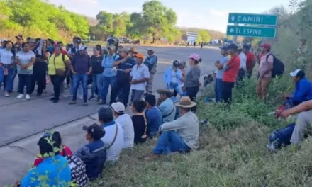 BLOQUEOS EN EL SUR DE SANTA CRUZ SUSPENDEN SALIDA DE BUSES