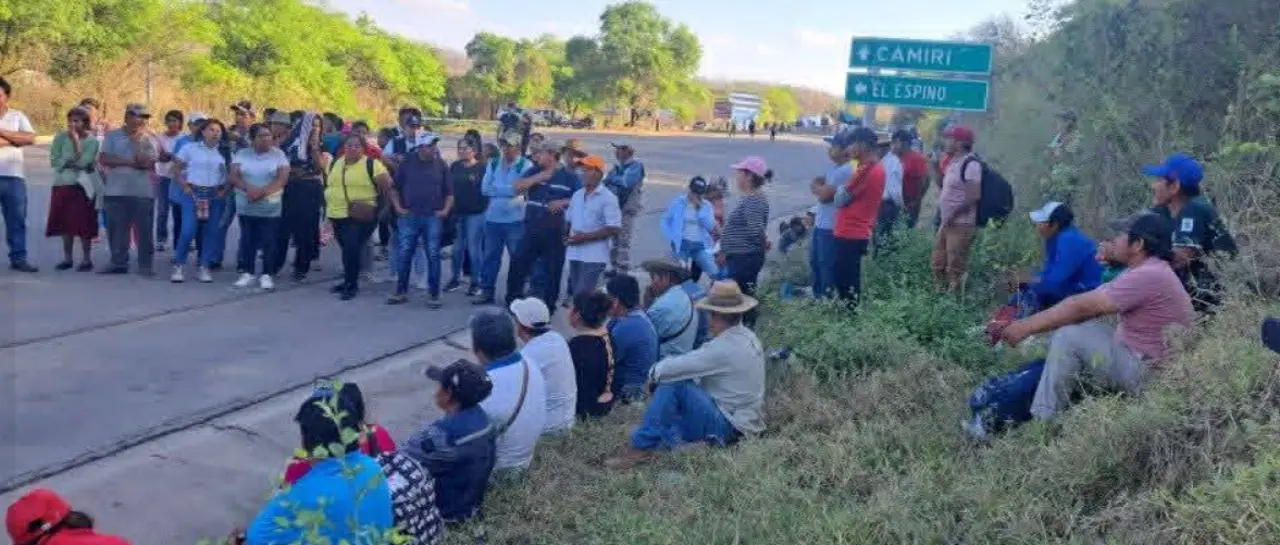 BLOQUEOS EN EL SUR DE SANTA CRUZ SUSPENDEN SALIDA DE BUSES