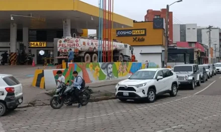 ESCASEZ DE COMBUSTIBLE GENERA LARGAS FILAS Y MALESTAR EN SANTA CRUZ