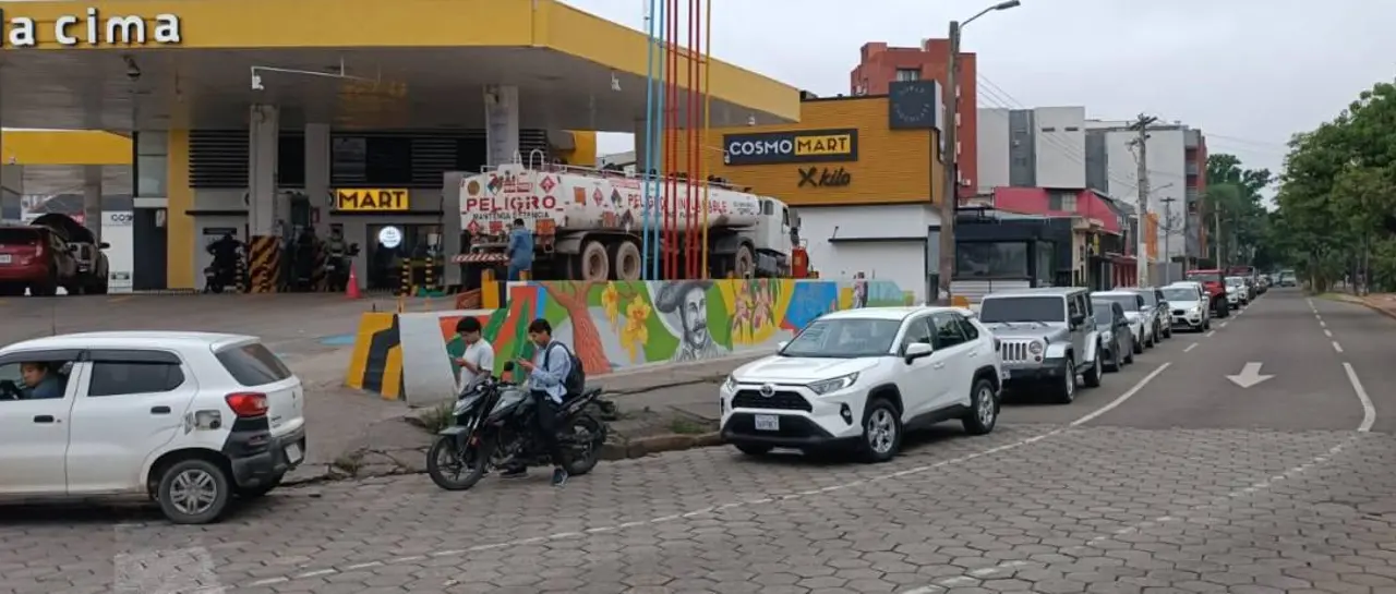 ESCASEZ DE COMBUSTIBLE GENERA LARGAS FILAS Y MALESTAR EN SANTA CRUZ