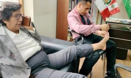 ASESOR REALIZA PEDICURA A CONGRESISTA DE IZQUIERDA EN PERÚ Y GENERA POLÉMICA