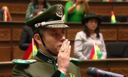 EDMAND LARA MONTAÑO JURA COMO VICEPRESIDENTE VESTIDO CON UNIFORME DE GALA POLICIAL