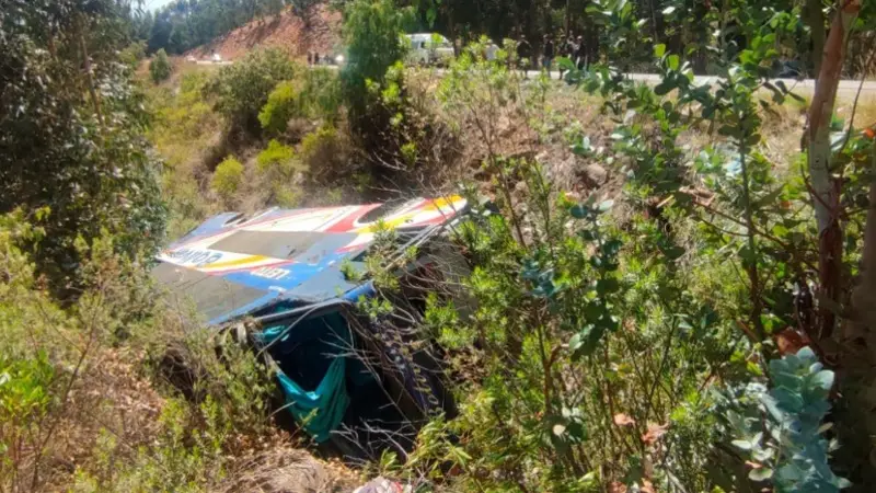 EMBARRANCAMIENTO DE BUS EN LA RUTA SANTA CRUZ–COCHABAMBA DEJA UNA VEINTENA DE HERIDOS
