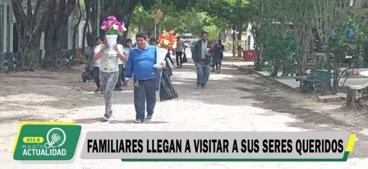 TODOS SANTOS: ENTRE FLORES Y ORACIONES, CRUCEÑOS RECUERDAN A SUS SERES QUERIDOS
