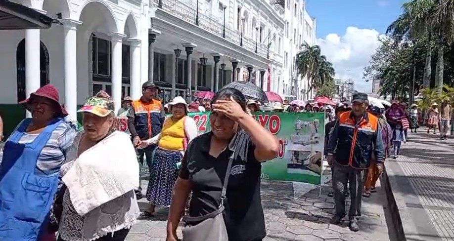 TRABAJADORES POR CUENTA PROPIA MARCHAN EN SANTA CRUZ Y PREPARAN CONGRESO NACIONAL