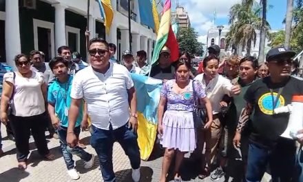 PROTESTA EN PLAZA 24 DE SEPTIEMBRE RESPALDA A LARA Y CUESTIONA DESTITUCIÓN DE EXMINISTRO