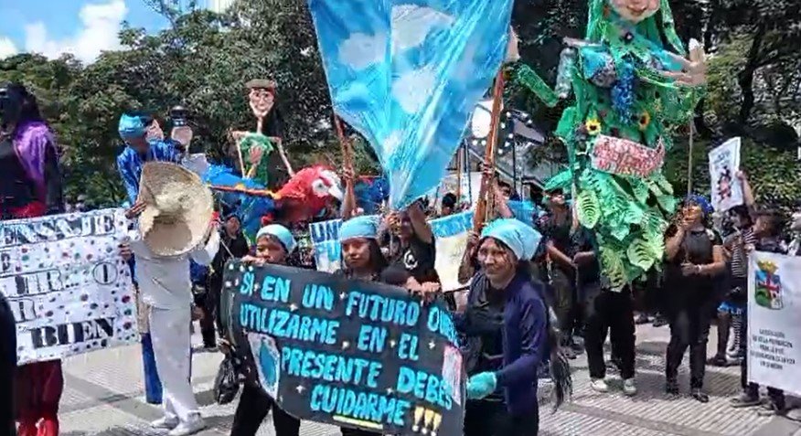 ÉXITO DE LA BIENAL INFANTOJUVENIL EN SANTA CRUZ REÚNE A MÁS DE 30 COLEGIOS