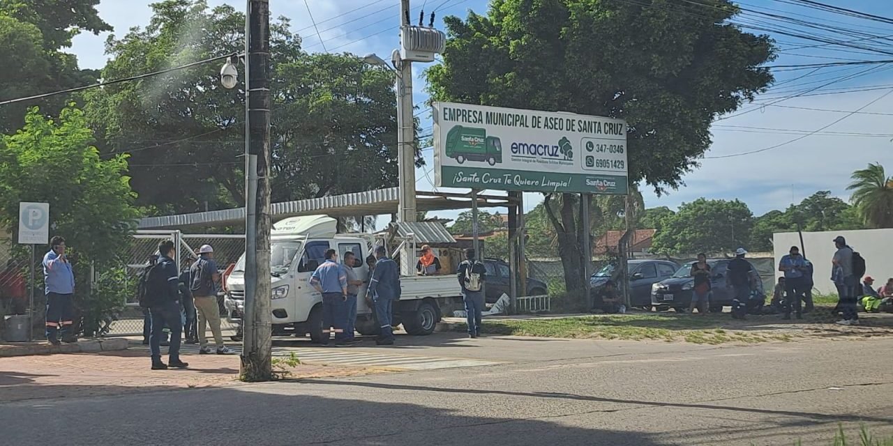 BLOQUEO EN EMACRUZ: TRABAJADORES EXIGEN PAGO DE SUELDOS ATRASADOS