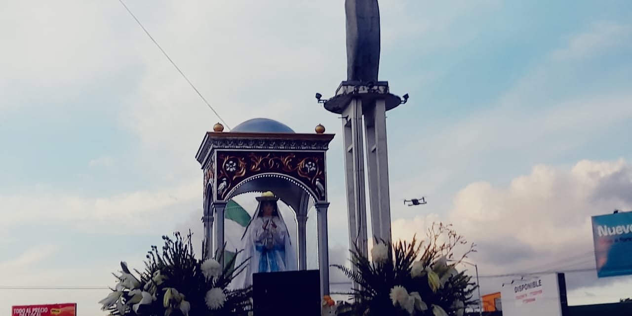 FIELES RECIBEN A LA VIRGEN DE COTOCA EN EMOTIVA PROCESIÓN POR SANTA CRUZ