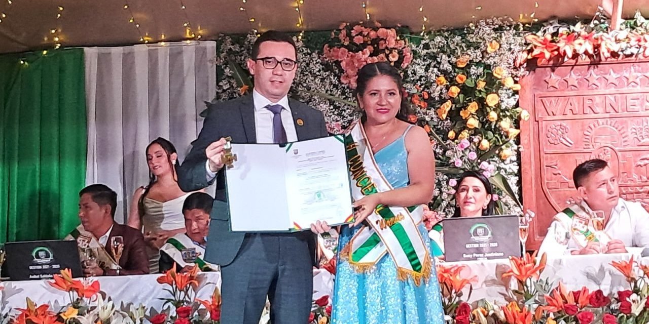 FISCAL ZEBALLOS RECIBE RECONOCIMIENTO EN WARNES POR SU LABOR INSTITUCIONAL