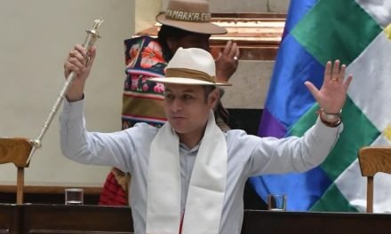 EDMAND LARA RECIBE BASTÓN DE MANDO Y LLAMA A SUPERAR DIFERENCIAS CON EL PRESIDENTE