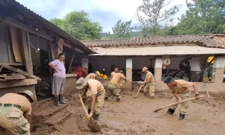DESLIZAMIENTO EN ACHIRAS: EQUIPOS DE RESCATE HALLAN UN CUERPO EN LA ZONA DE LOS PINOS