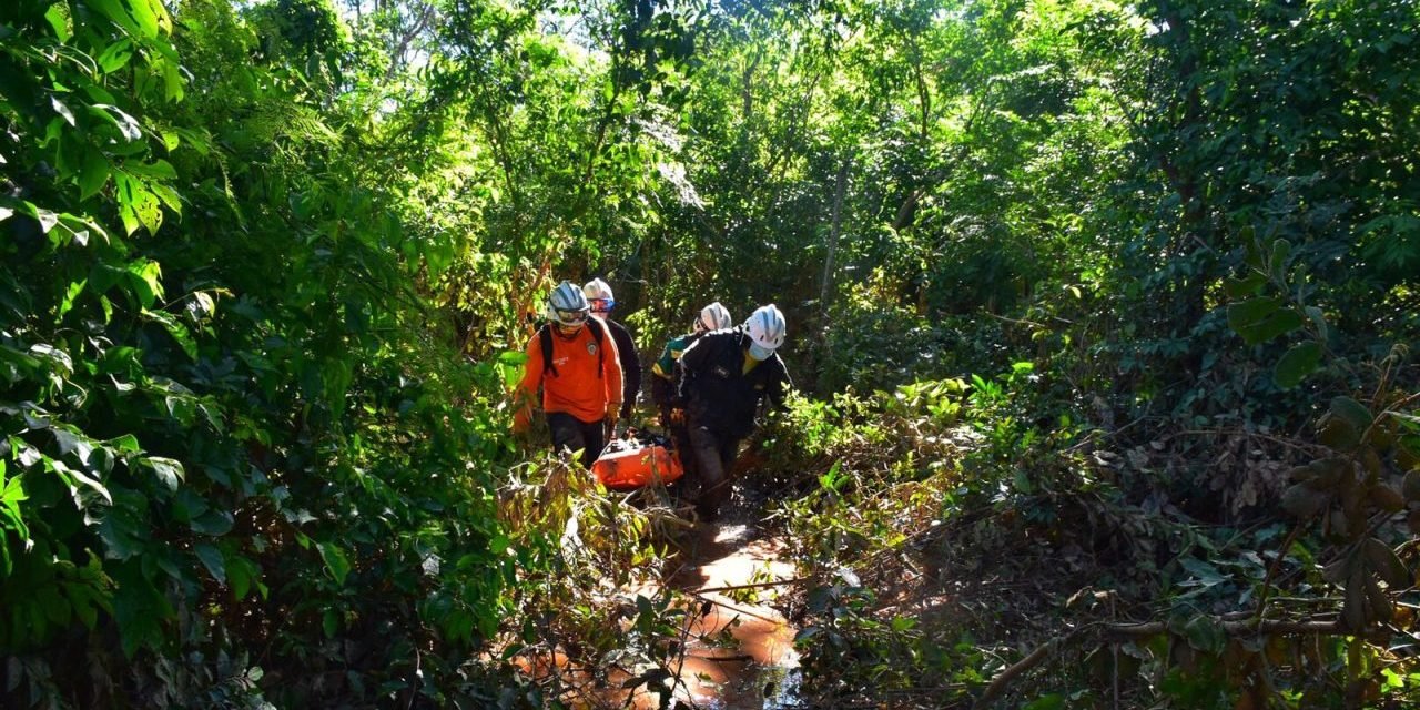 RESCATISTAS DE LA GOBERNACIÓN RECUPERAN UN CUERPO EN EL RÍO PIRAÍ, COLPA BÉLGICA