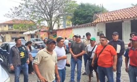 GENDARMES RETIRADOS A LA FUERZA DEL JUZGADO 11 DURANTE PROTESTA EN SANTA CRUZ