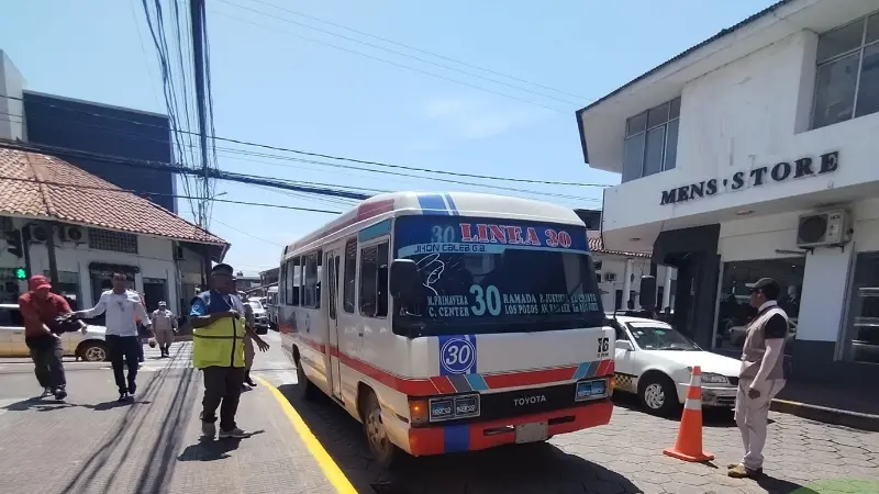 ALCALDE FERNÁNDEZ ADVIERTE A TRANSPORTISTAS URBANOS: “O VUELVEN A TRABAJAR O PIERDEN SU LICENCIA”