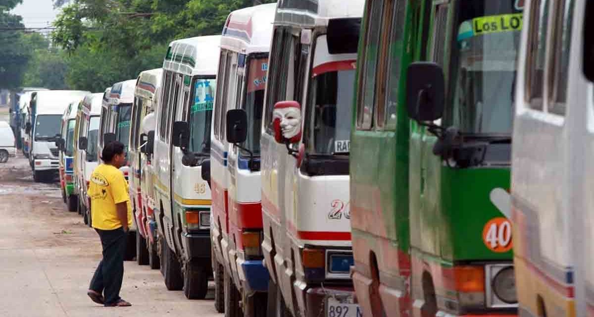 MICREROS MANTIENEN PARO EN SANTA CRUZ Y EXIGEN PASAJE DE BS 4