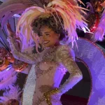 SANTA CRUZ REVIVE SU HISTORIA: CAMILA I DESLUMBRA COMO LA “DAMA DE LA LIBERTAD” EN LA SEGUNDA PRECARNAVALERA